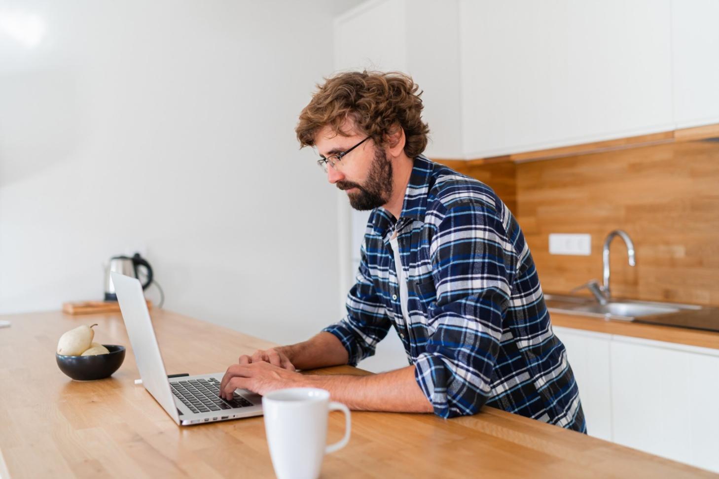 Moderne Büroumgebung mit Finanzplanungssoftware