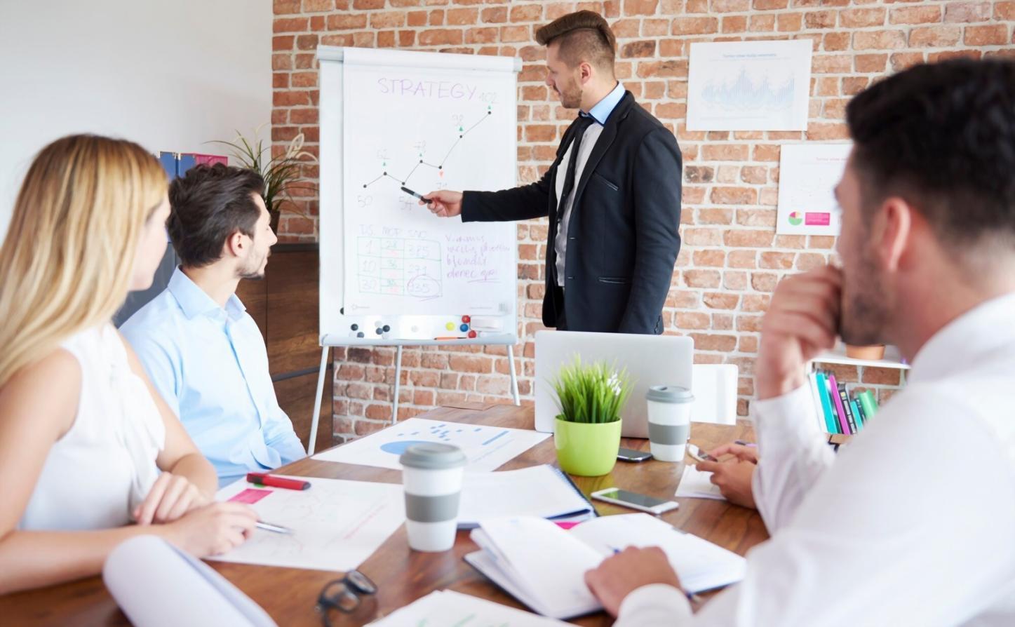 Professionelle Finanzanalyse und Budgetplanung im modernen Büroumfeld