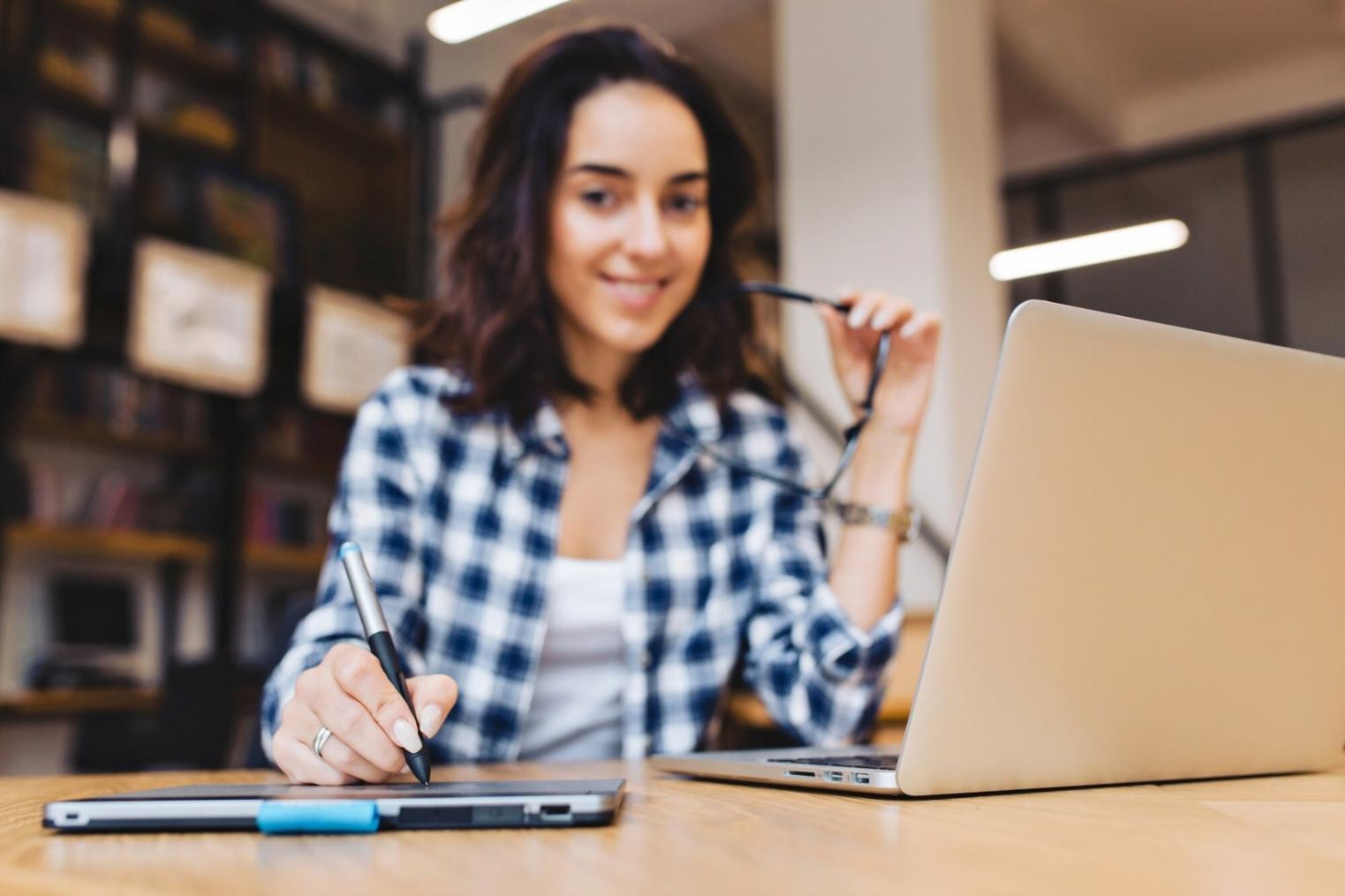 Modernes Büro mit Finanzdiagrammen und Planungsmaterialien